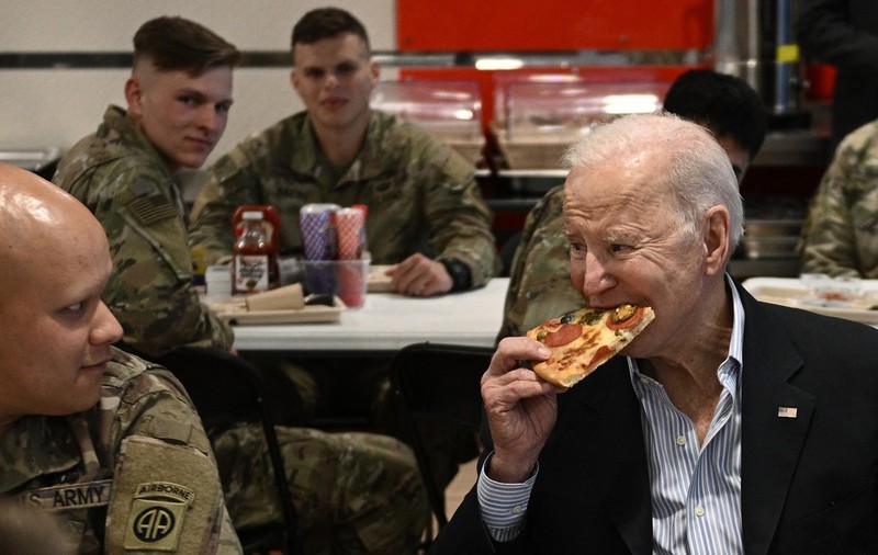 Președintele Joe Biden a mâncat pizza alături de militarii americani trimiși în Polonia