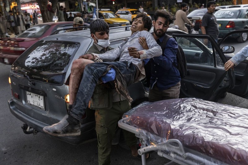 Imaginile dramatice cu victimele atacului terorist de lângă aeroportul din Kabul au făcut înconjurul planetei Foto: Profimedia