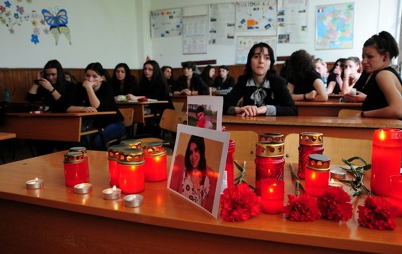 Ucigaşul fetei înjunghiate şi incendiate în plină stradă făcuse o obsesie pentru victima sa