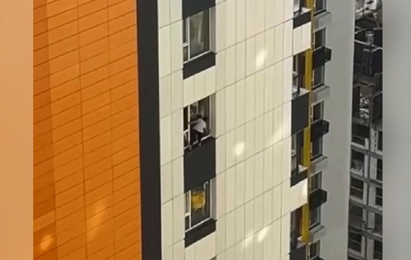 Momentul în care o femeie spală geamurile de la etajul 27 fără echipament de siguranță a fost filmat: „S-a născut în centrul de antrenament al cosmonauților” | VIDEO