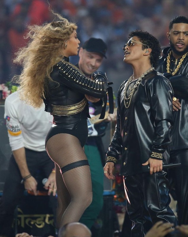 Vai, vai, vai! Ce fund mare are Beyonce! | FOTO