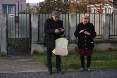 Cetăţenii și-au pregătit telefoanele pentru filmare