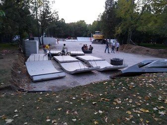 Copiii se plimbă liberi pe șantier, aproape de structuri de fier-beton lăsate nesupravegheate