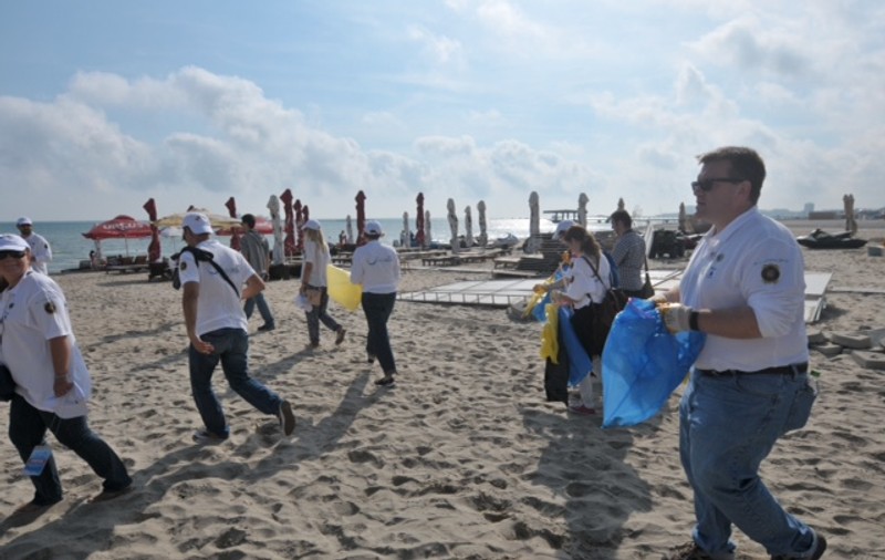 Voluntari români și americani au participat la o acțiune de curățare a plajei de la Mamaia