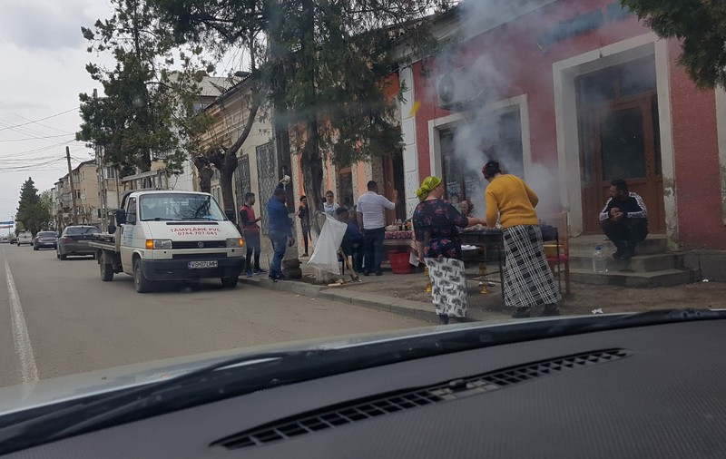 FOTO | Trotuar blocat în centrul unui oraș din județul Vaslui cu grătare sfârâind și mese întinse în plină zi!