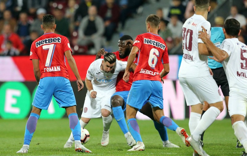 Liga 1, etapa 8: CFR Cluj - FCSB 1-1. Țucudean a egalat și a avut un gol anulat. Coman a deschis scorul, după o imensă eroare a lui Lang
