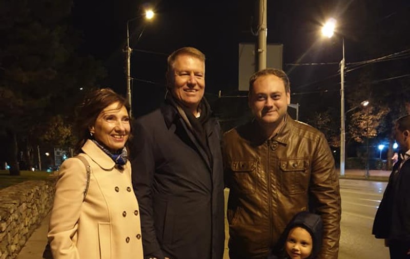 Klaus Iohannis şi soţia sa, Carmen, fotografii în centrul Iaşului
