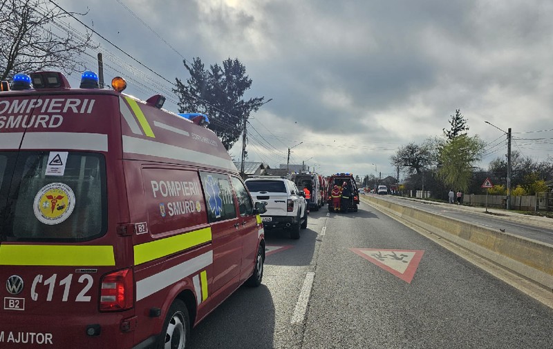 Microbuz de elevi lovit de un TIR pe DN7 la Tărtășești, în Dâmbovița. A fost activat planul roșu de intervenție