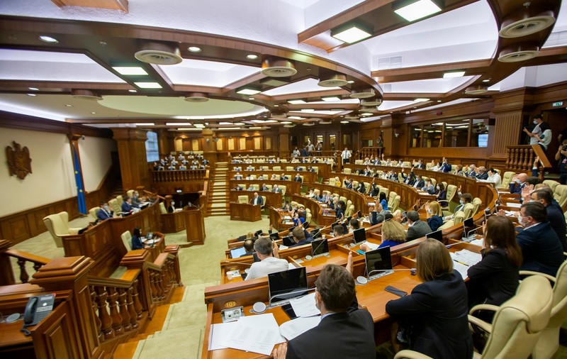 Parlamentele României și Republicii Moldova se reunesc în ședință comună la Chișinău