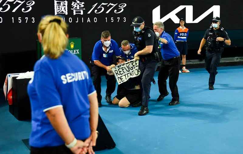 Momentul din finala de la Australian Open care nu s-a văzut la televizor. Un spectator a pătruns pe terenul de tenis cu un banner