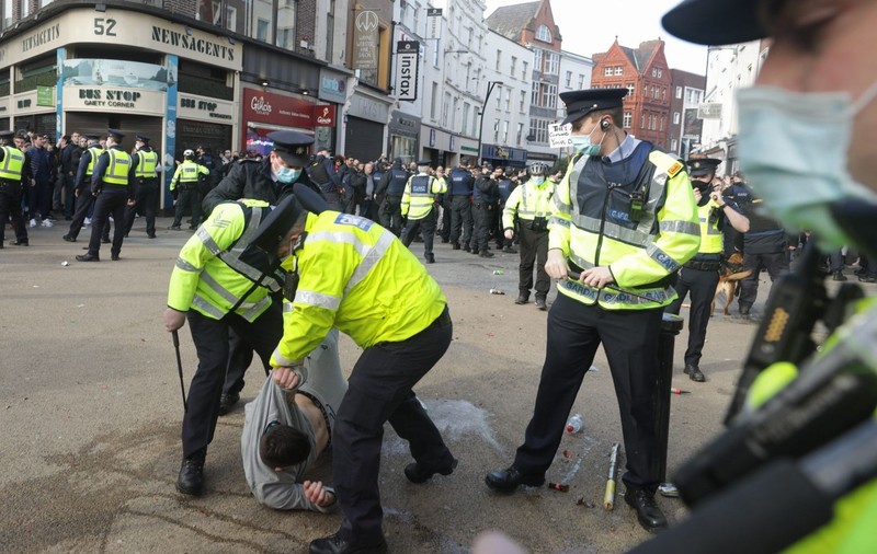 23 de arestări și cel puțin trei polițiști răniți, la Dublin, după o manifestație împotriva măsurilor anti-Covid