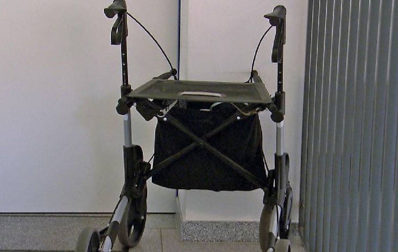 Un bărbat care simula că merge cu un cadru și că are incontinență urinară a fraudat statul cu 370.000 de euro, în Austria