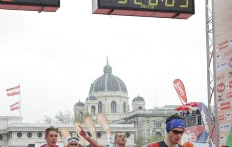 Un INGINER IT a găsit SOLUȚIA ÎMPOTRIVA SEDENTARISMULUI: ALEARGĂ la MARATON, pentru BURSELE ELEVILOR