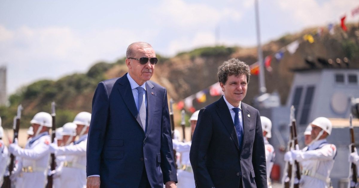Recep Tayyip Erdogan și Nicușor Dan participă la ceremonia de livrare a navei de patrulare Cam. Roman către Forțele Navale Române și la ceremonia de punere în funcțiune și ridicare a drapelului platformelor Forțelor Navale Turce la Comandamentul Șantierului Naval Istanbul din Istanbul, Turcia, pe 20 iunie 2026