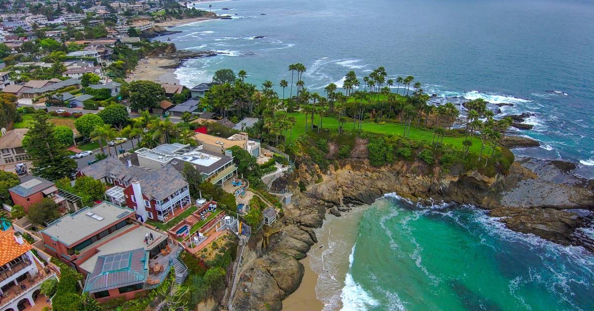 O panoramă deasupra orașului Crescent City din California, SUA, casele cu piscină și plaja privată sunt așezate chiar la malul mării