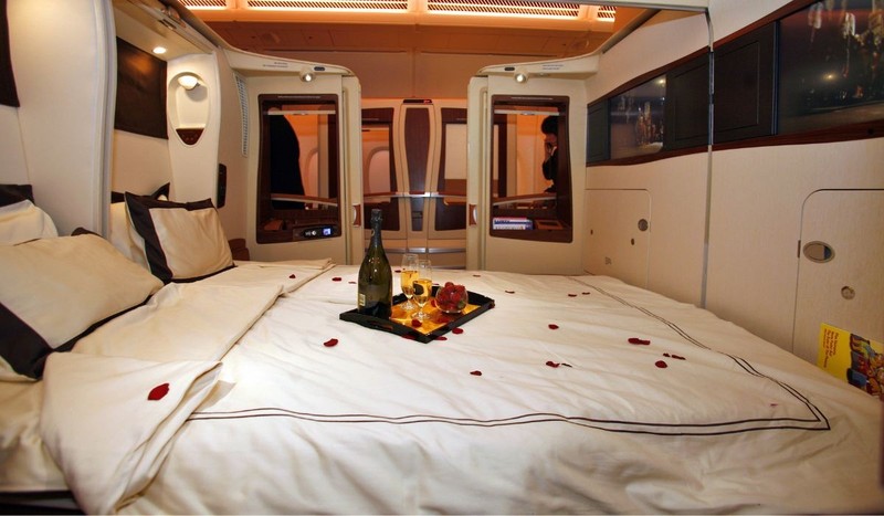 Interiorul secțiunii de cabină cu locuri duble din clasa întâi a noului Airbus A380 al companiei Singapore Airlines, pe 15 octombrie 2007. Sursă foto: Getty Images