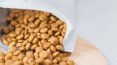 Metro retrage urgent un lot de arahide prăjite din cauza contaminării cu aflatoxine cancerigene