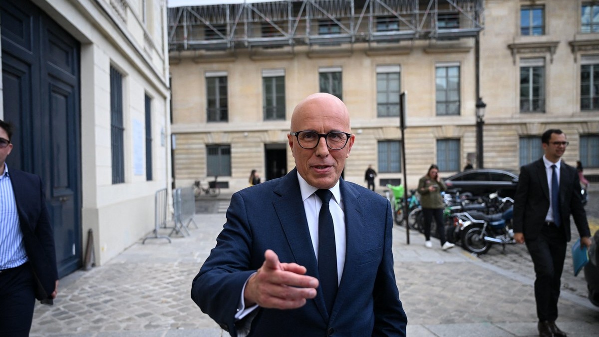 Eric Ciotti vorbește cu presa în fața sediului Le Republicains Foto: Profimedia
