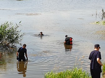 Scafandrii au căutat probe într-un lac din apropiere de casa suspectului