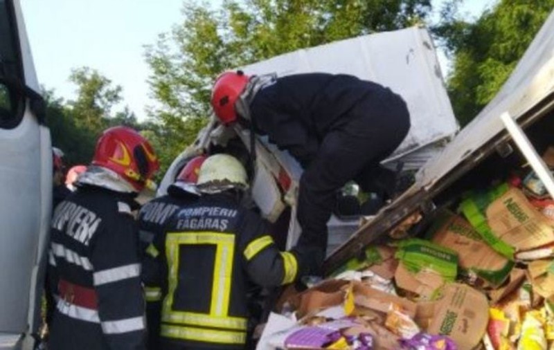 Șoferul unei autoutilitare a murit după ce a fost lovit de un TIR, pe DN1. Traficul e blocat la Sâmbăta de Sus