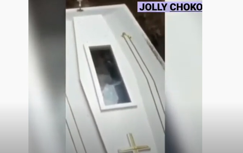 VIDEO | Momentul incredibil în care un mort “a salutat” din coșciug: “Poate era viu!”