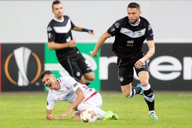 epa06232639 Fabio Daprela (R) of Lugano in action against Romario Benzar (L) of Steaua during the UEFA Europa League group G soccer match between FC Lugano and FC Steaua Bucharest in Lucerne, Switzerland, 28 September 2017. EPA-EFE/URS FLUEELER