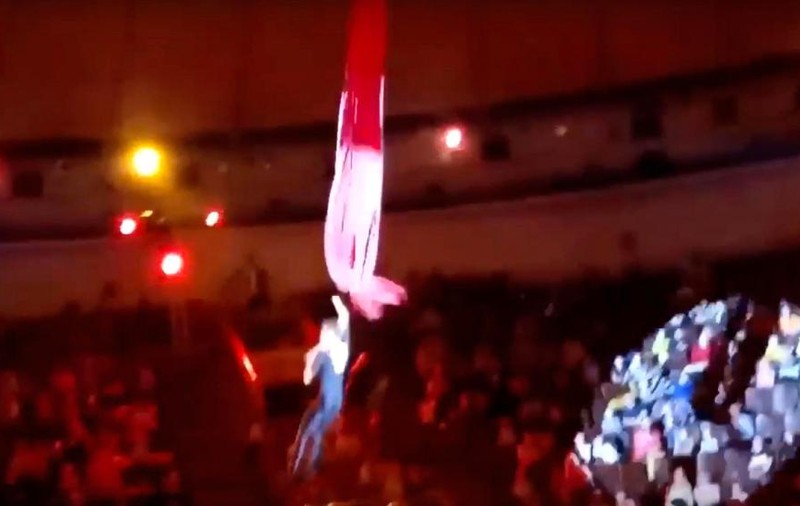 O tânără acrobată de la circ a căzut de la înălțime sub privirile îngrozite ale unor copii!