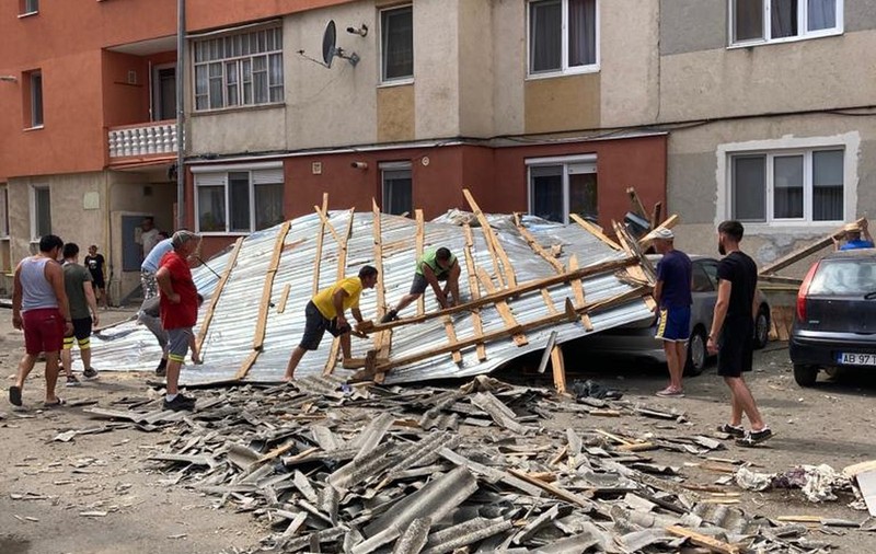O vijelie scurtă a smuls acoperișul unui bloc din Alba și l-a trântit peste mașini. 10 autoturisme au fost avariate