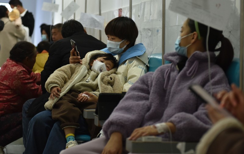 Secțiile de pediatrie din China, pline de copii cu infecții respiratorii. Autoritățile îndeamnă la calm