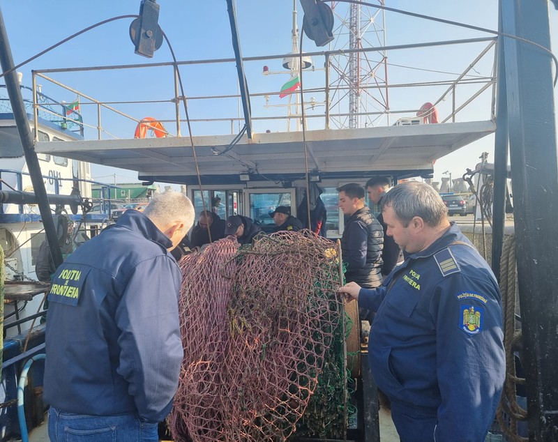 Trei nave bulgărești, prinse la pescuit ilegal în apele românești de la Marea Neagră. Calcan şi rechin, găsiți la bord