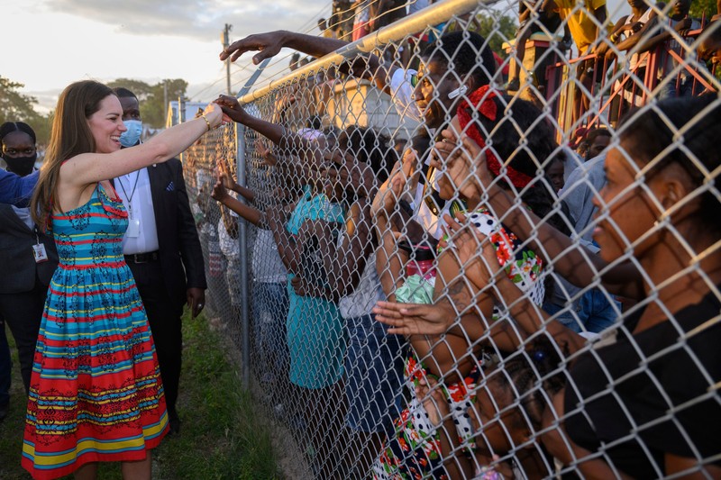 Kate Middleton a salutat mulțimea prin gardul de sârmă, în Trench Town, în timpul unui turneu de o săptămână în Caraibe, în martie 2022. Foto: Profimedia