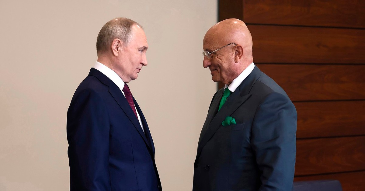 Vladimir Putin (stânga), față în față cu maestrul său în politică externă și apărare, Serghei Karaganov Foto: Profimedia