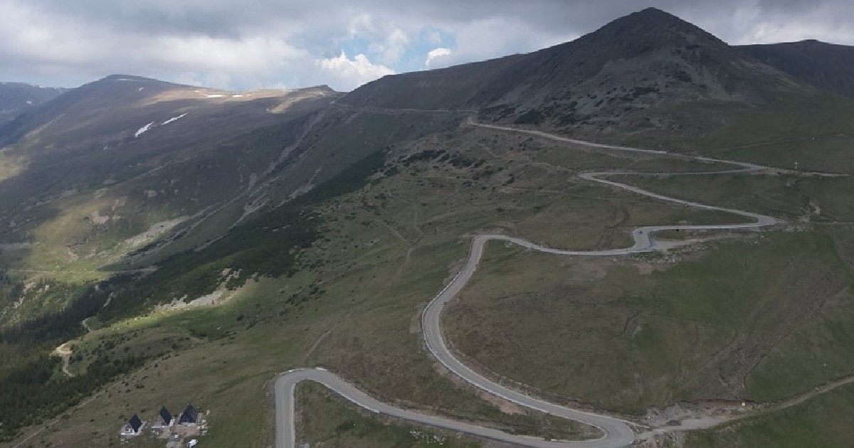 Drumul Transfagarasan, in zare se vede muntele