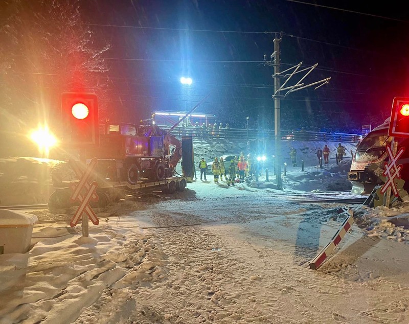 Un tren a intrat cu 90 km/h într-un camion blocat în zăpadă pe calea ferată și abandonat de șofer, în Austria