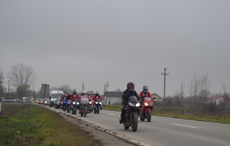 Moș Crăciun s-a urcat pe motocicletă să împartă cadouri copiilor sărmani din Timiș| FOTO/VIDEO