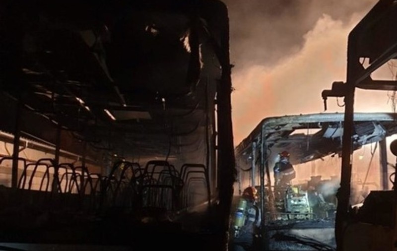 VIDEO | Trei autobuze au fost incendiate în Târgoviște.  Focul a fost pus intenționat