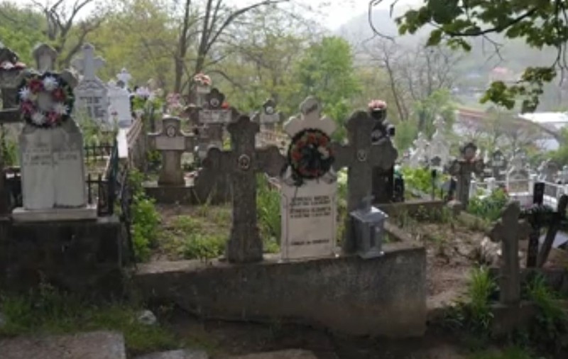 Fără 1.500.000 de lei, un cimitir alunecă spre casele dintr-un sat din Buzău: „Ne trezim cu morții peste noi”