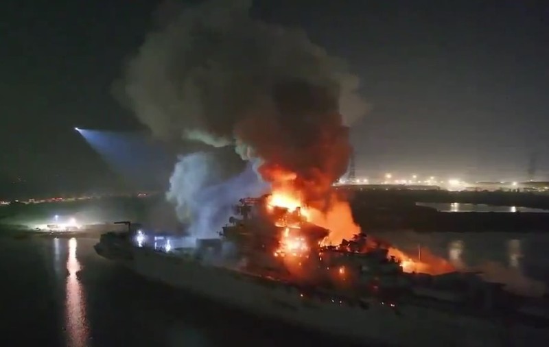 Un portavion sovietic scos din uz a fost devastat de un incendiu produs într-o lagună din China | VIDEO