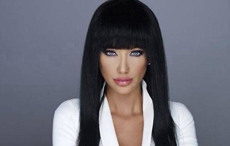 Bianca Drăguşanu s-a hotărât. Mâine va deveni brunetă