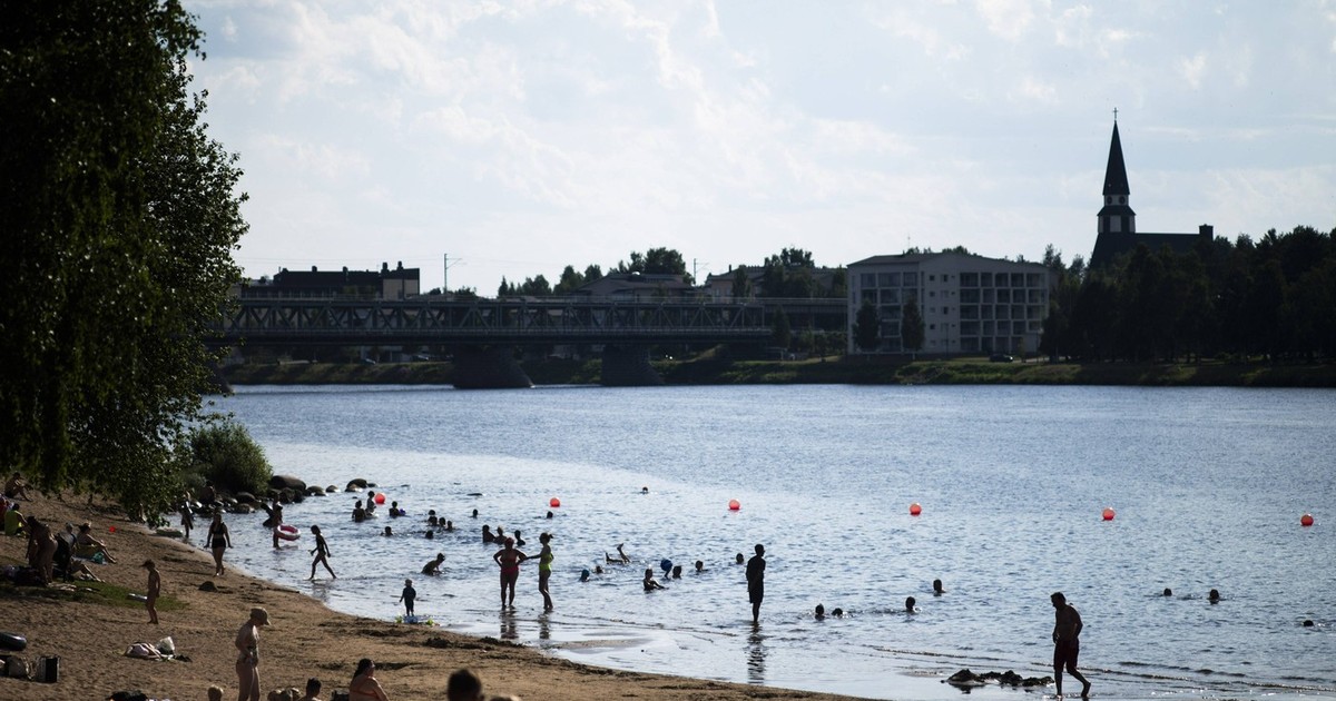 Oamenii se bucură de vremea caldă la Rovaniemi, capitala Laponiei Foto: Profimedia