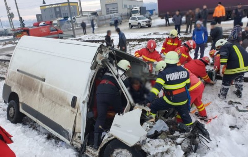 Mașină lovită de tren în  Suceava. O persoană a murit în accidentul devastator