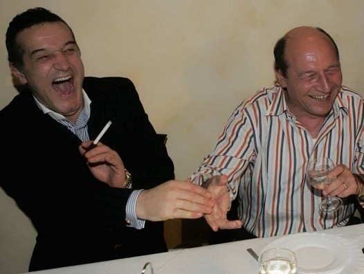 O imagine care a făcut înconjurul lumii: Traian Băsescu, alături de Gigi Becali, după calificarea Stelei în semifinalele Cupei UEFA, în 2006.
