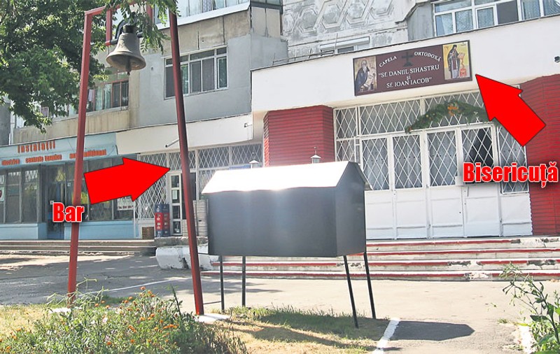 Locuitorii unui cartier din Galaţi se roagă lângă un bar, la parterul blocului
