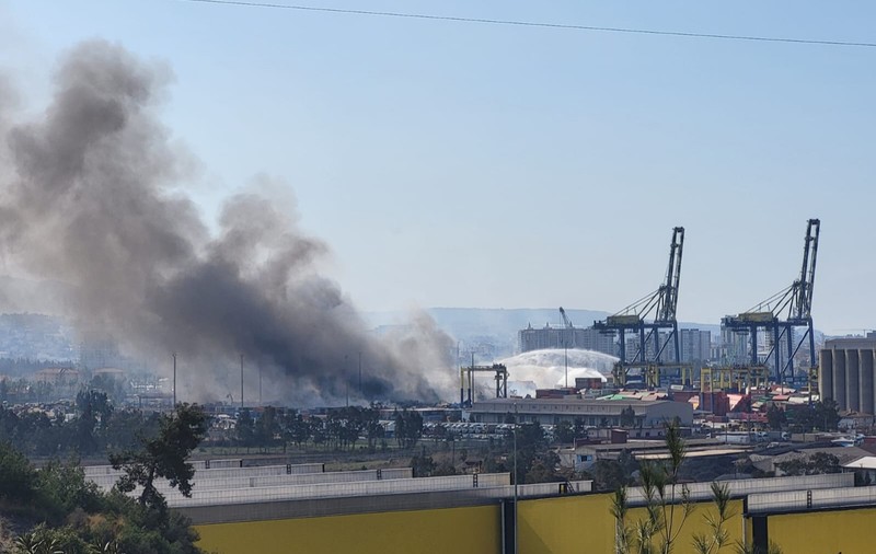 CORESPONDENȚĂ DIN TURCIA. Imaginile unei țări copleșite. Pompierii sting încă incendiul izbucnit acum 4 zile în portul Iskenderun