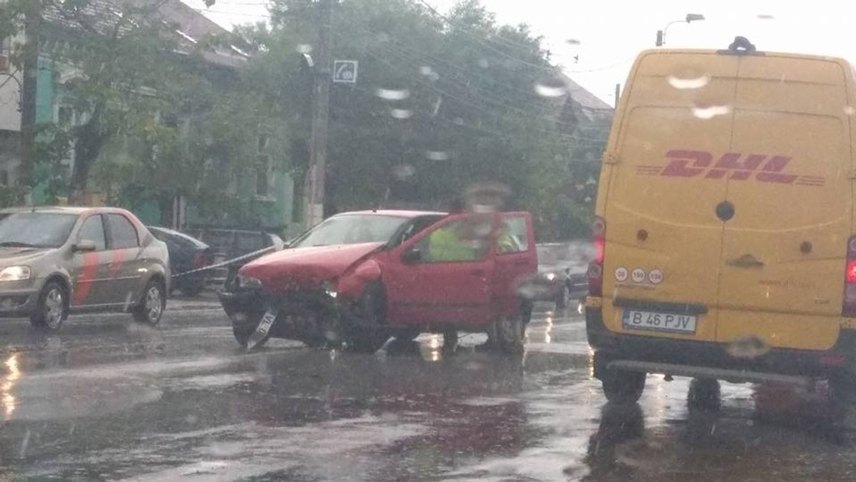 Un șofer de 19 ani care a pătruns cu mașina pe contrasens a rănit șase oameni, la Timișoara