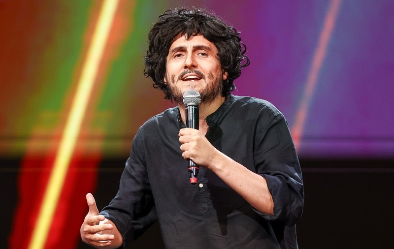 Actorul George Tănase, număr spectaculos  la „Stand-Up Revolution”. „Evident că mi-am dat seama că e cineva care-l imită perfect pe Costel”