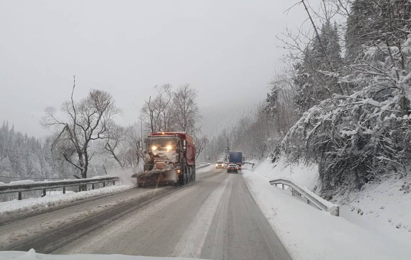 Trei bărbați au fost prinși în timp ce furau motorină de la utilajele de deszăpezire, în Caransebeș
