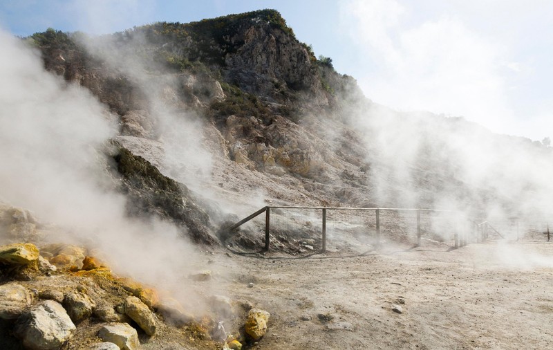 Un „supervulcan” din Italia riscă să erupă din nou, după aproape 500 de ani, avertizează geofizicienii