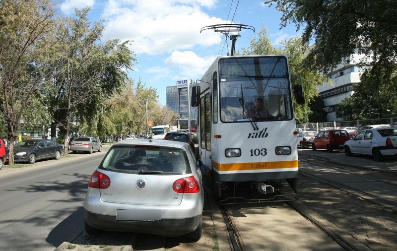 DUPĂ EL, POTOPUL! ŞI-A PARCAT MAŞINA RAZANT de LINIA DE TRAMVAI şi a PLECAT! URMAREA ESTE HALUCINANTĂ! FOTO&VIDEO
