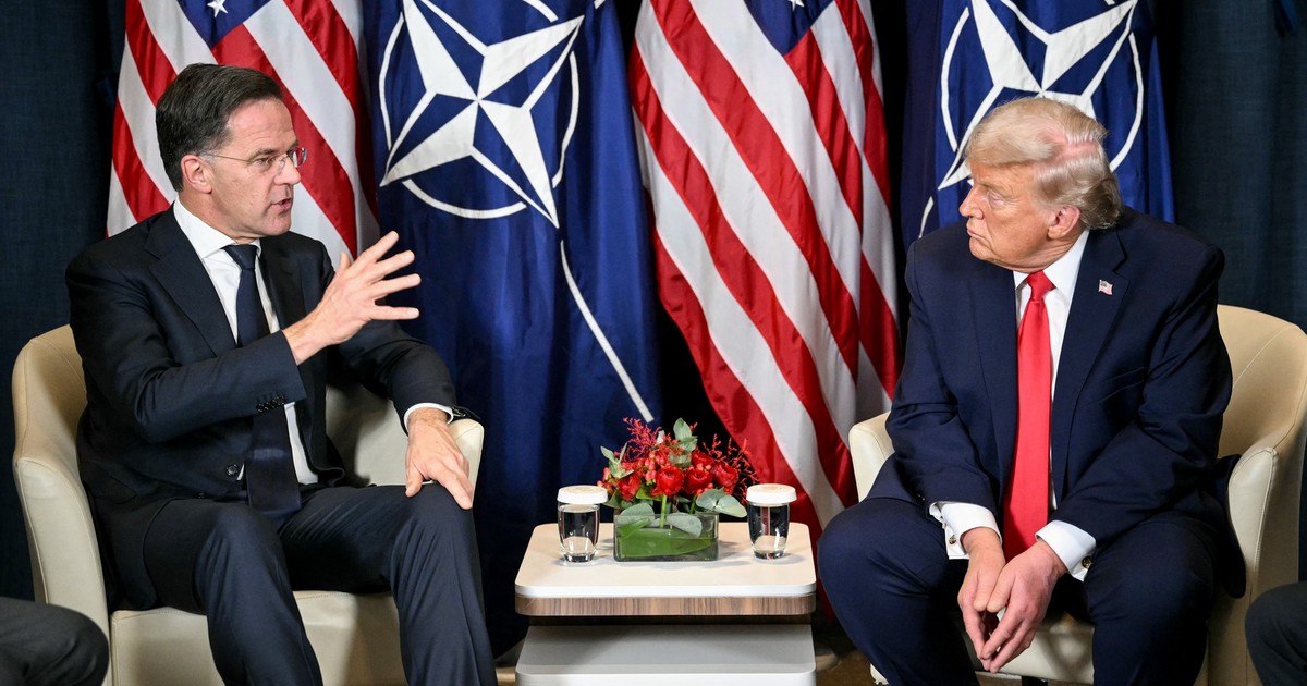 Președintele SUA, Donald Trump (dreapta) vorbește cu secretarul general al NATO, Mark Rutte.